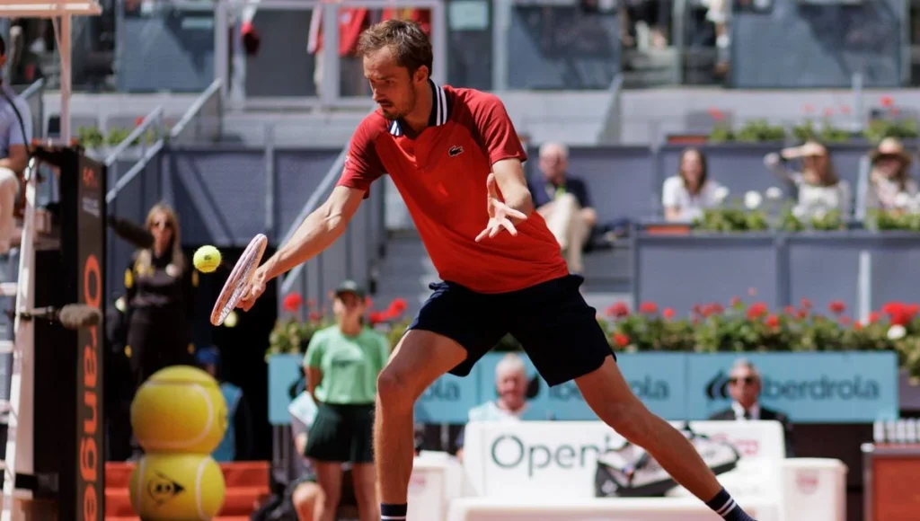 Alcaraz mantiene el tercer puesto en la ATP tras el retiro de Medvedev en el Mutua Madrid Open