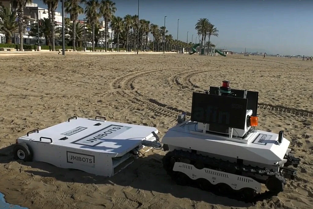 Sensores, aplicaciones móviles y robots limpiadores: estos son los nuevos atractivos de las playas más inteligentes.