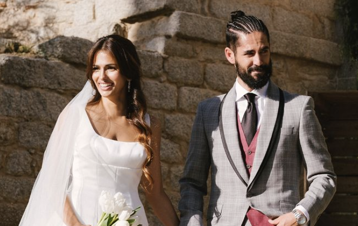 Sara Sálamo e Isco Alarcón se casan en secreto: dos vestidos de novia, dos trajes de novio y ambos con zapatillas Converse