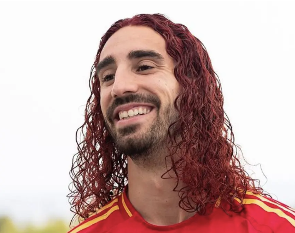 Cucurella cumple su promesa y se tiñe el pelo de rojo tras ganar la Euro