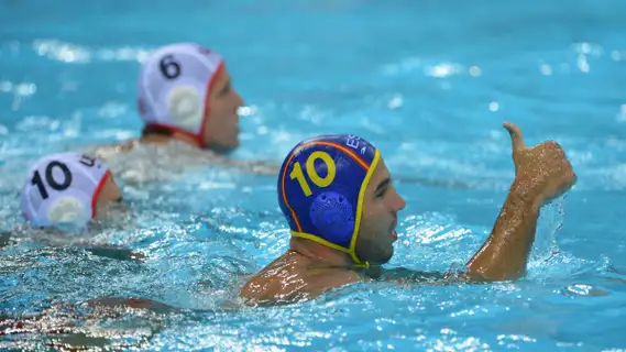 Felipe Perrone ejecuta un disparo con la selección de waterpolo. 