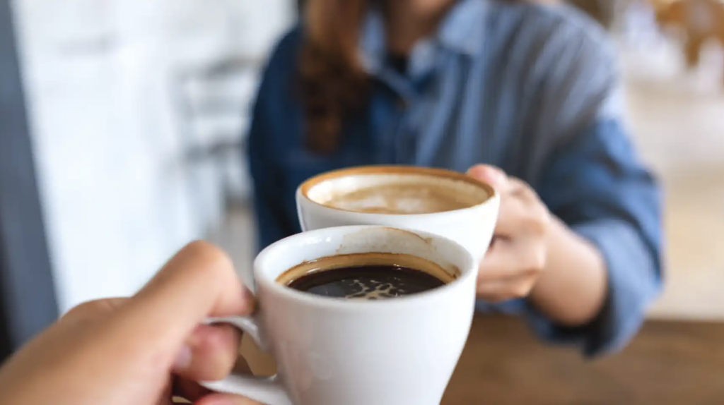 Un estudio reciente revela con qué mezclar el café para estar más despierto por las mañanas