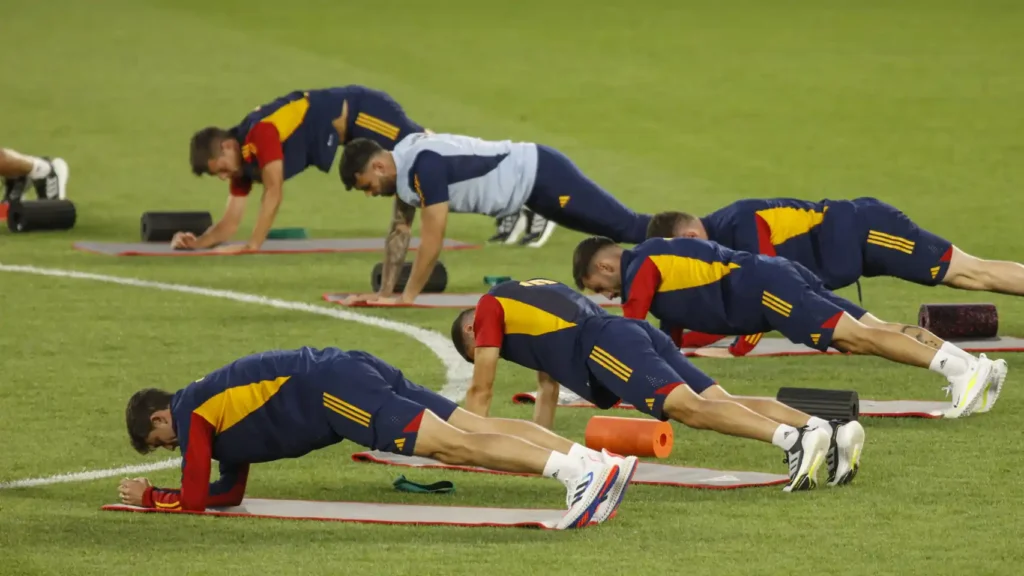 El peculiar entrenamiento de la selección española: los jugadores se ejercitan sin botas y sin guantes