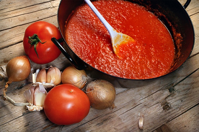 Ni azúcar ni leche: el truco sencillo para quitar la acidez de la salsa de tomate casera sin añadir calorías.