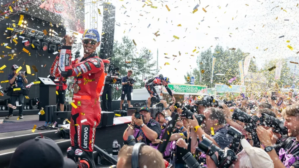 Bagnaia no da tregua a Martín, y Márquez se queda a un paso del podio tras una gran remontada en Spielberg.