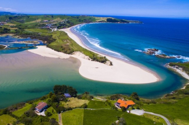 Ni Berellín ni Oyambre: descubre la playa más bonita y con piscinas naturales únicas en Cantabria.