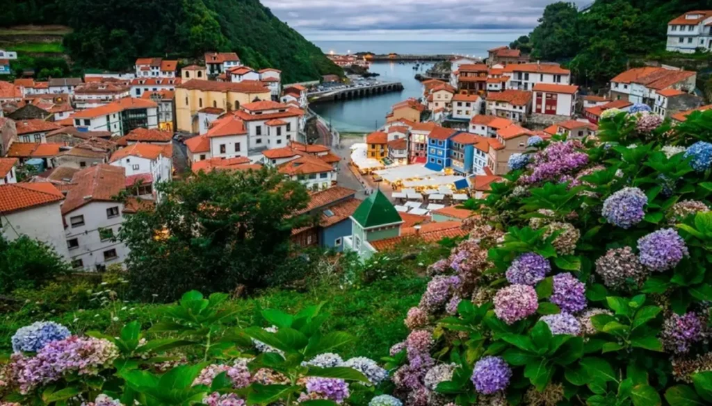 Este es el pueblo más encantador de Asturias: una pintoresca villa marinera llena de casas coloridas.