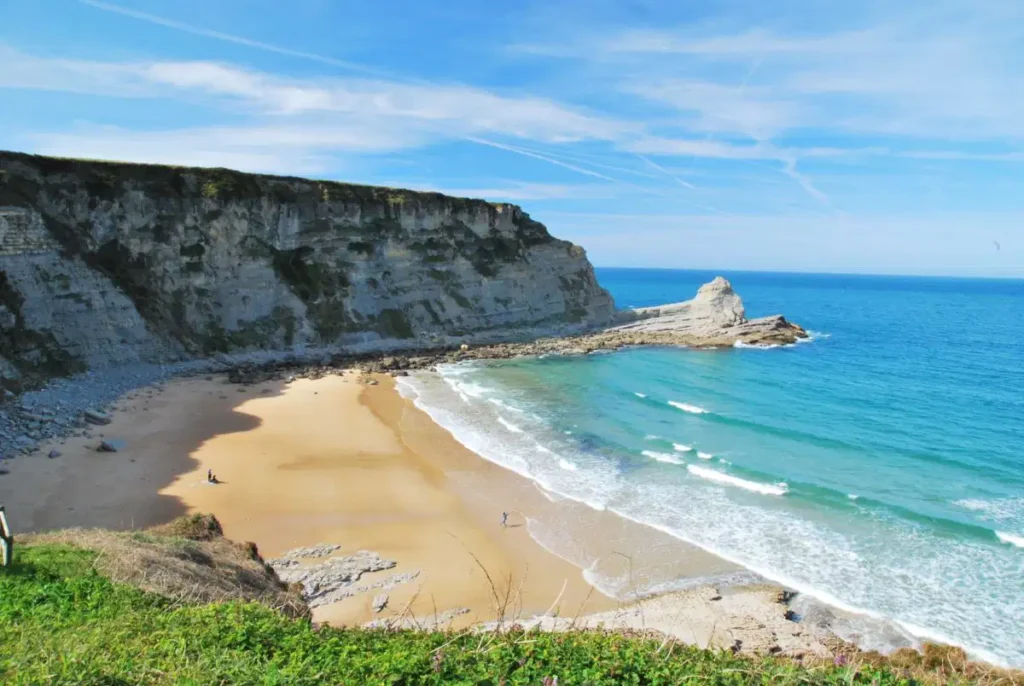 Ni Los Locos ni Liencres: esta es la playa cántabra favorita para bucear, rodeada por acantilados.