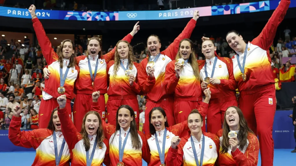 La selección femenina de waterpolo hace historia al conquistar el oro en los Juegos Olímpicos de París.