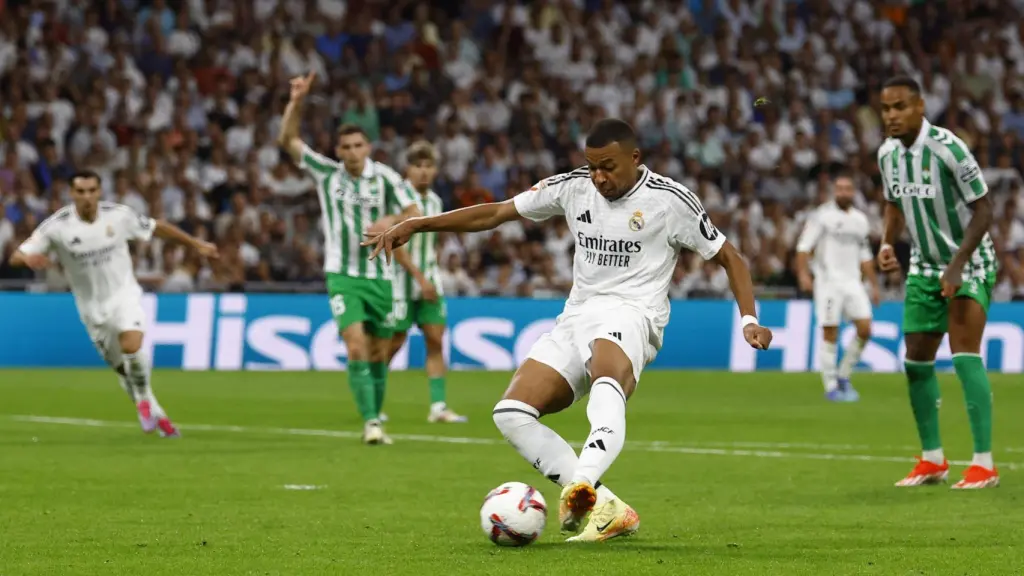 Kylian Mbappé ha iniciado con fuerza su etapa en el Real Madrid, marcando un doblete en el partido contra el Real Betis, correspondiente a la cuarta jornada de La Liga.