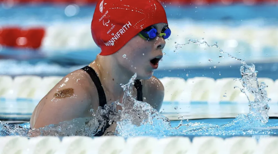 Iona Winnifrith, la joven de 13 años que deslumbra en los Paralímpicos La nadadora británica ha logrado una medalla en su debut en los Juegos Paralímpicos, rompiendo barreras físicas y dejando una profunda huella en el deporte.