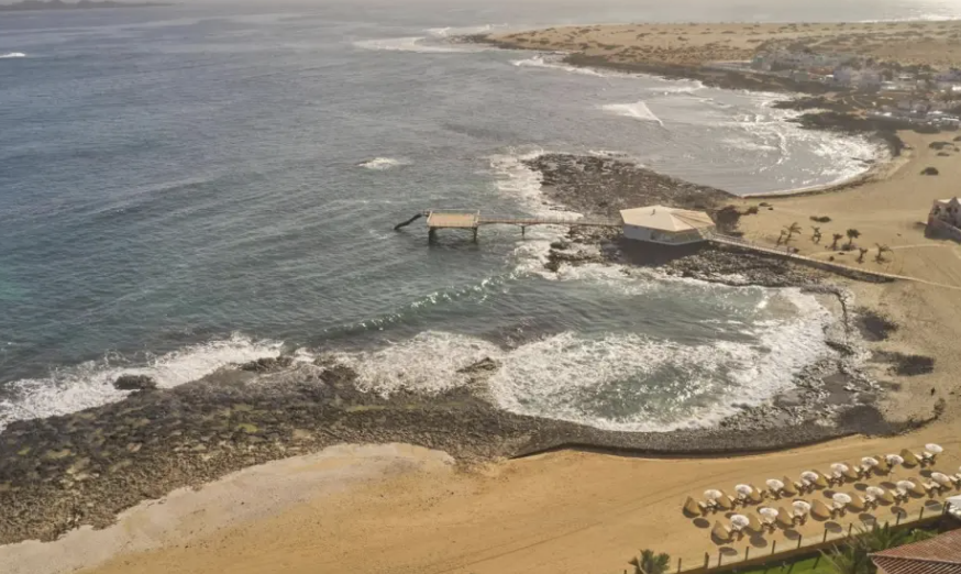 Una terraza en Fuerteventura con sabores locales y vistas a Lanzarote y Lobos.