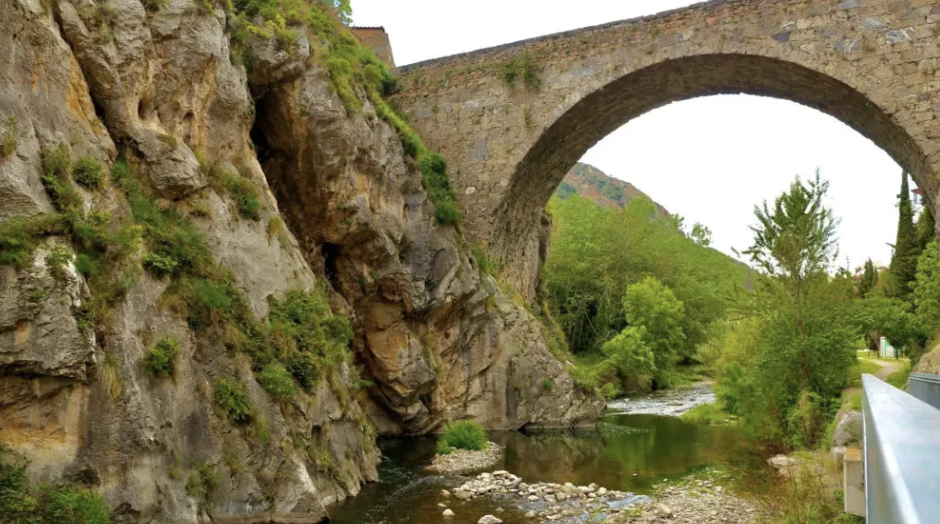 Este encantador pueblo español es famoso por sus pozas termales: ideal para un baño revitalizante.