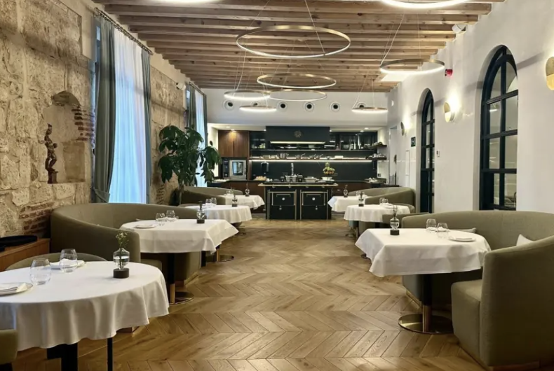 El sorprendente desayuno en el nuevo hotel gastronómico de Salamanca: dulces tradicionales, embutidos ibéricos y cocina a la vista.