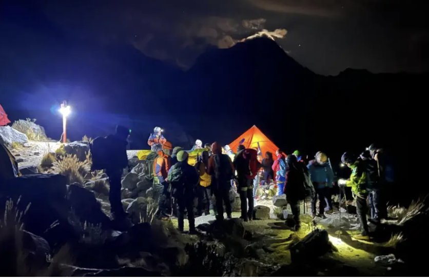 Cinco expedicionarios sénior conquistan el Vallunaraju: un hito histórico del Desafío Santalucía en Perú.