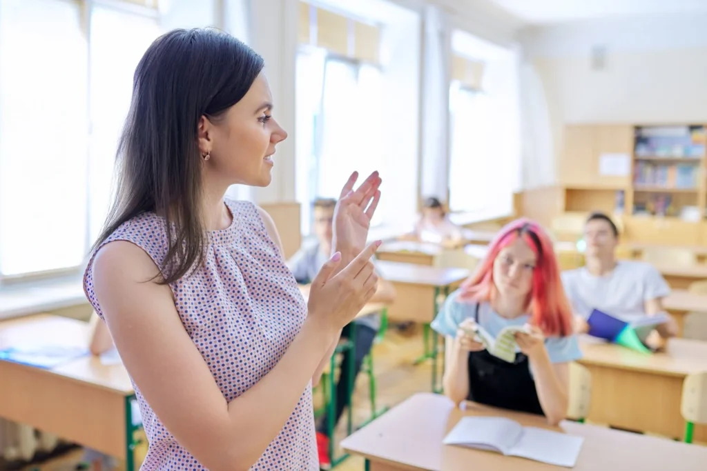 Si quieres ser profesor, estas son las 3 carreras que debes estudiar para asegurar un empleo.