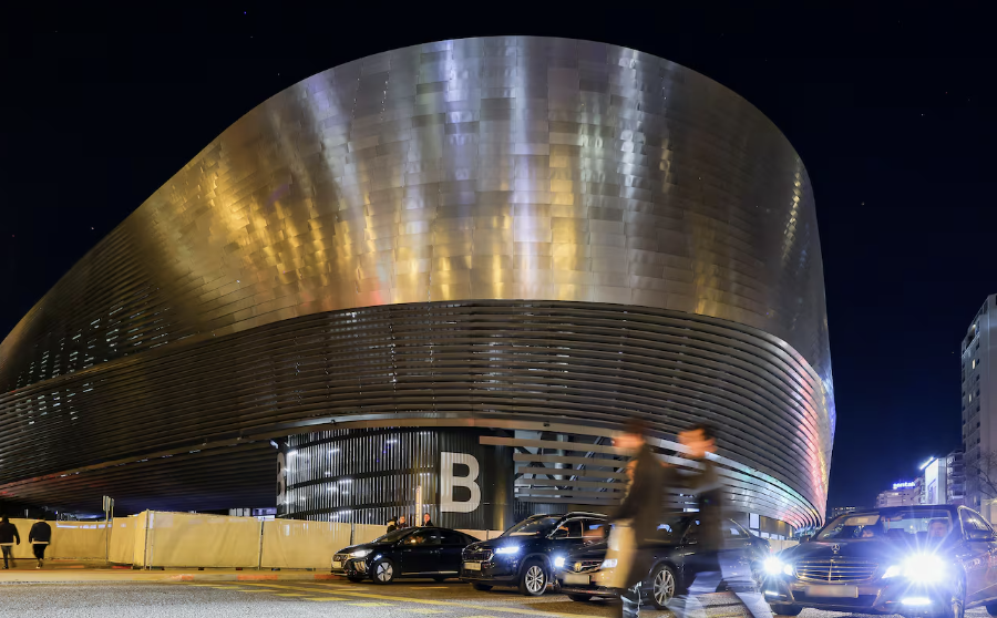 El Bernabéu estrena nueva iluminación exterior que transformará su imagen nocturna.