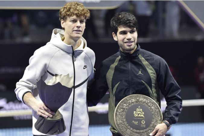 Jannik Sinner se corona como el primer campeón del Six Kings Slam tras vencer a Carlos Alcaraz en una final épica que celebró lo mejor del tenis.