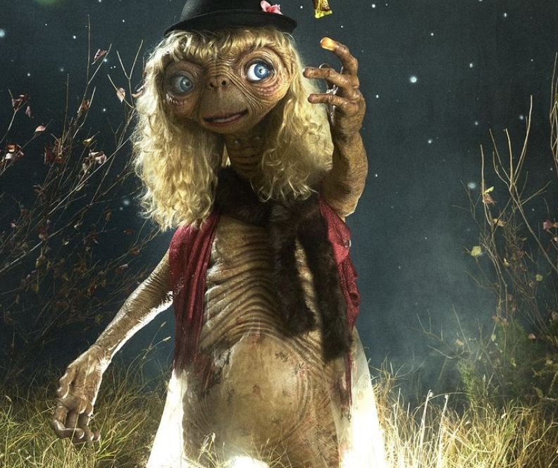 Heidi Klum se corona nuevamente como la reina de Halloween al transformarse en E.T., el icónico extraterrestre.