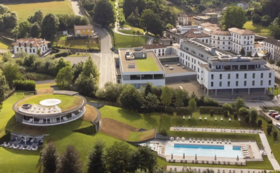 El restaurante de un balneario histórico en un encantador pueblo de Asturias, donde disfrutar de las famosas anchoas de Hazas.